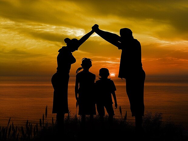 Familie am Sonnenuntergang